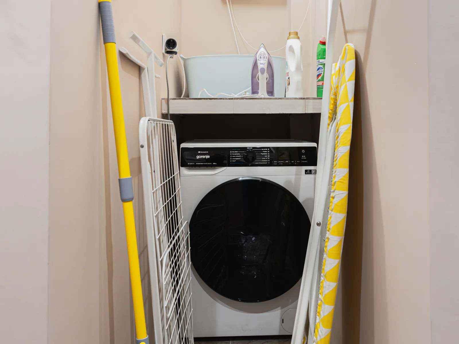 Laundry room with washing machine